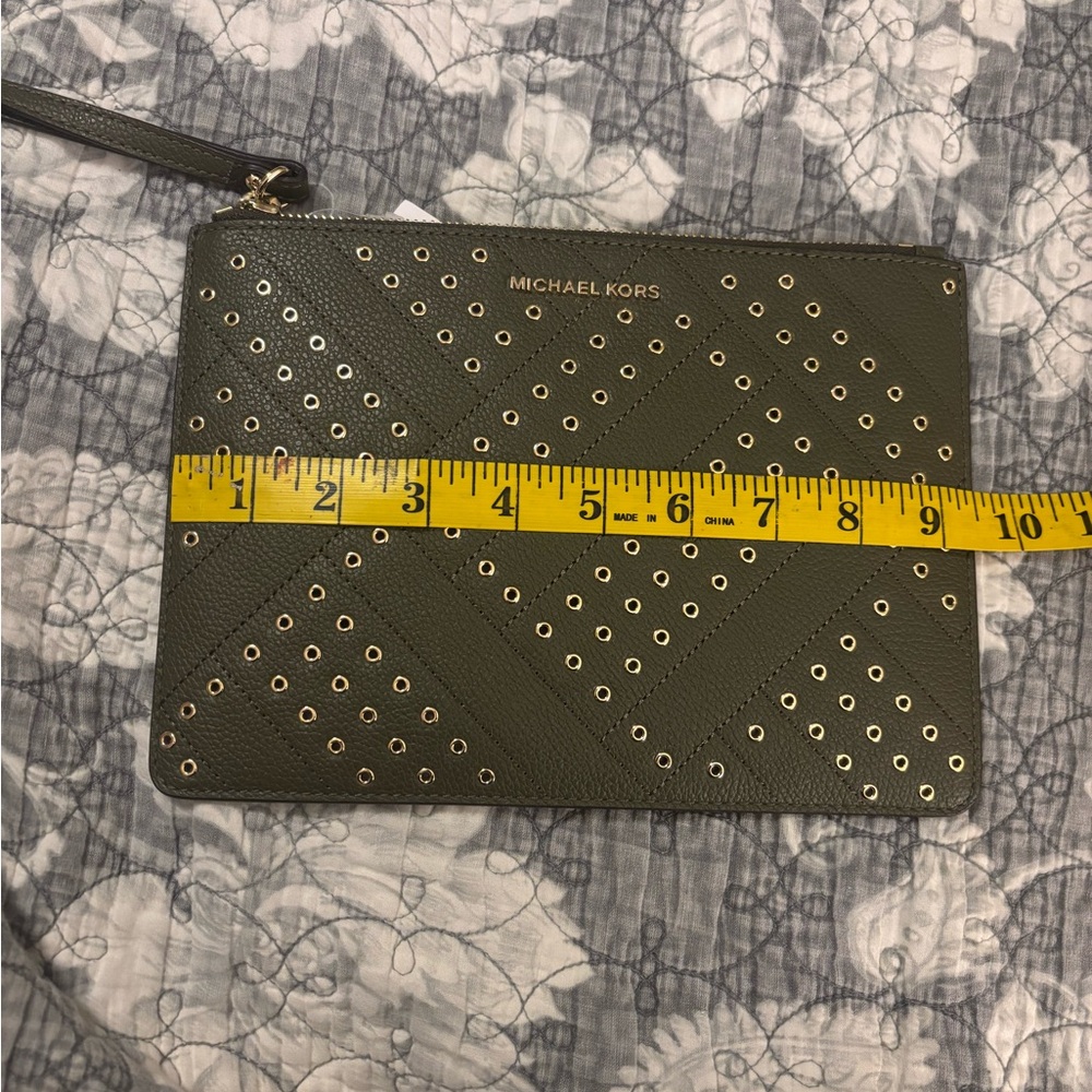 Michael Kors NWT Dark Green Leather Eyelet Wristlet - Picture 9 of 10